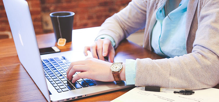 student-typing-keyboard-text-woman-startup_v2